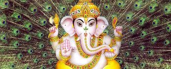 Ganesha geschmückt mit Pfauenfedern